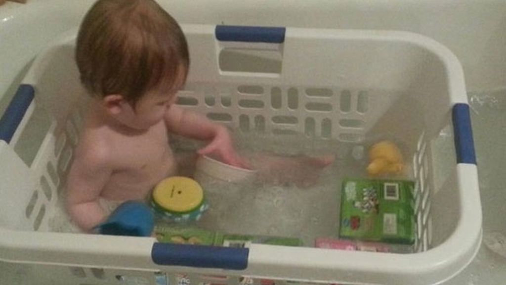 15. Si la bañera de tu hijo se ha quedado pequeña, prueba a bañar a tu hijo en un cestillo, sus juguetes estarán siempre cerca y él no se moverá tanto