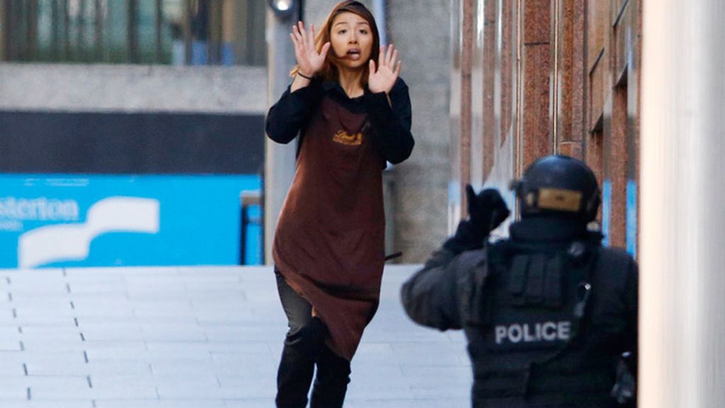 Cinco rehenes han salido del local