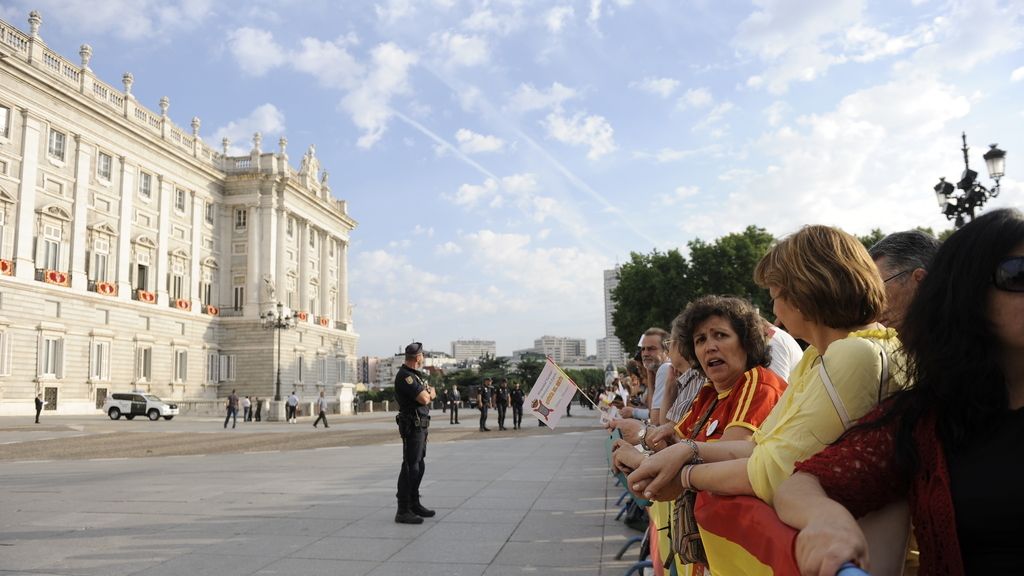Cientos de personas saludan a los nuevos reyes
