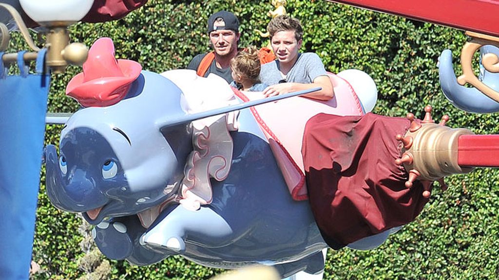 Los Beckham se lo pasan pipa en Disneyland mientras Victoria no cambia el gesto