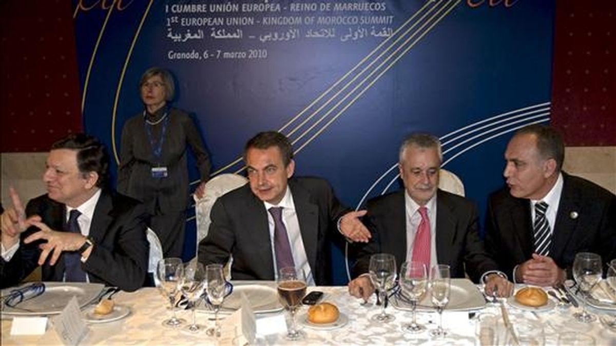 El presidente del Gobierno, José Luis Rodriguez Zapatero (2i), acompañado por el presidente de la Junta de Andalucía, José Antonio Griñán (2d), el ministro de Economía y Finanzas de Marruecos, Saladine Mezwar (d), y el presidente de la Comisión Europea, José Manuel Durao Barroso, durante la cena ofrecida a los asistentes a la cumbre empresarial de la Unión Europea con Marruecos que se está celebrando en Granada. EFE