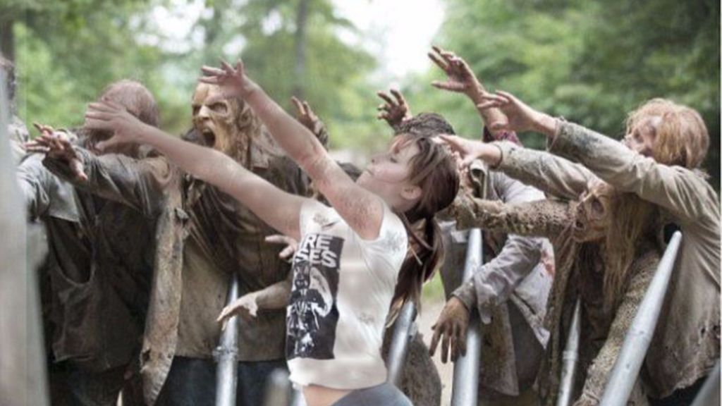 La actriz fue fotografiada mientras intentaba encestar la pelota