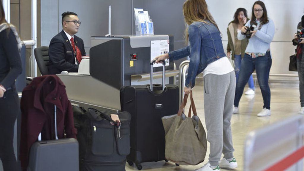 En esa maleta van decenas de velas y 108 bikinis