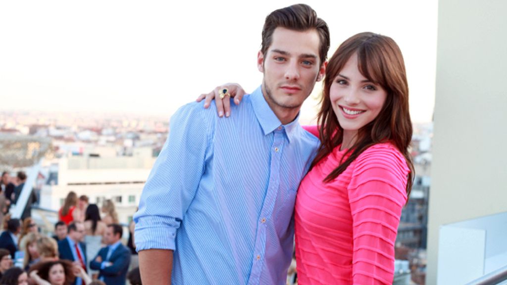 Joel Bosqued y Andrea Duro, con un vestido rosa fucsia de Isato