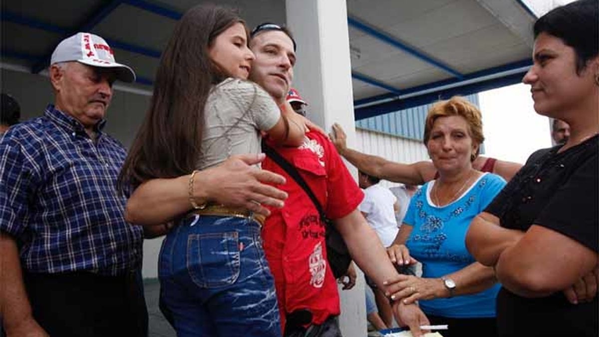 Cubanos abrazan a sus familiares que llegan desde Estados Unidos en el aeropuerto José Martí, en La Habana