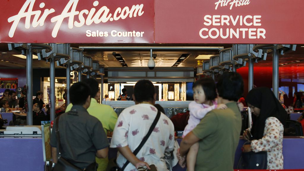 Desaparece un avión de AirAsia con 162 personas a bordo