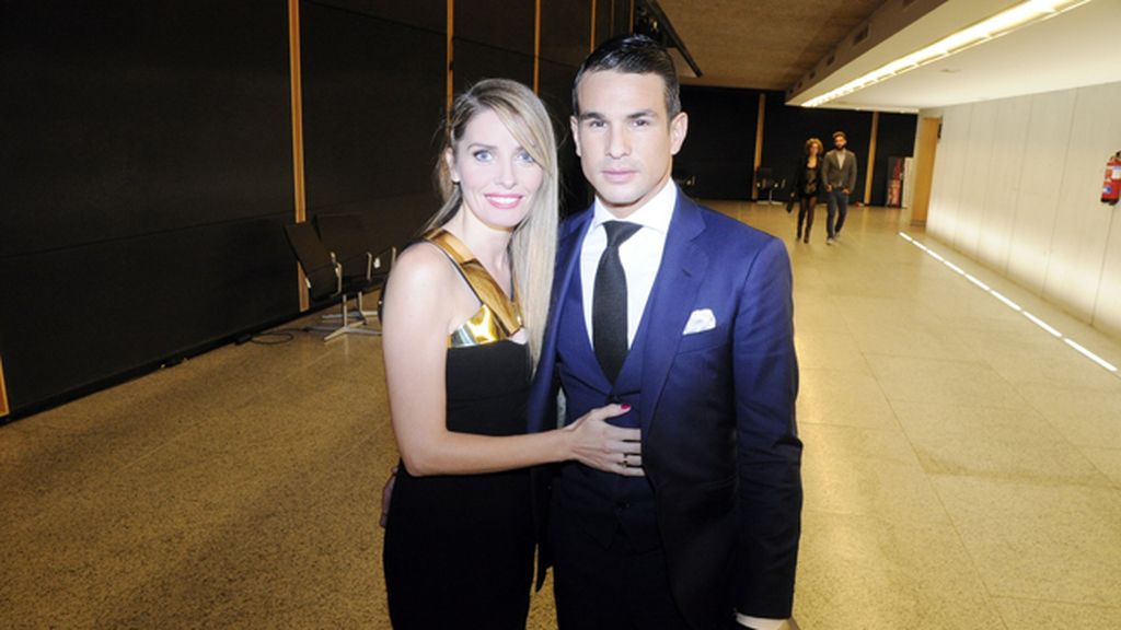 José María Manzanares posando junto a su mujer, Rocío Escalona