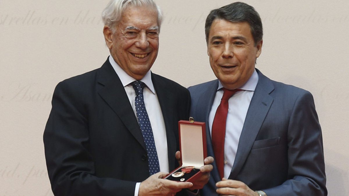El Premio Nobel Mario Vargas Llosa, recibe la Medalla de Oro de la Comunidad de Madrid