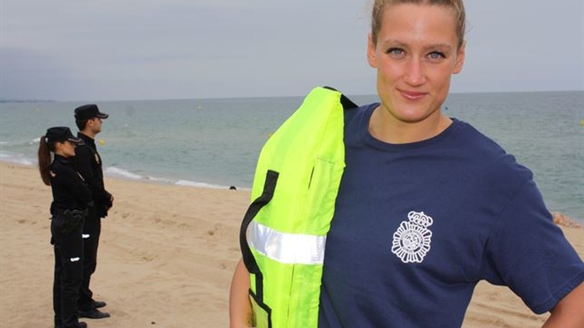 Mireia Belmonte participa en una campaña de la Policía Nacional contra los ahogamientos