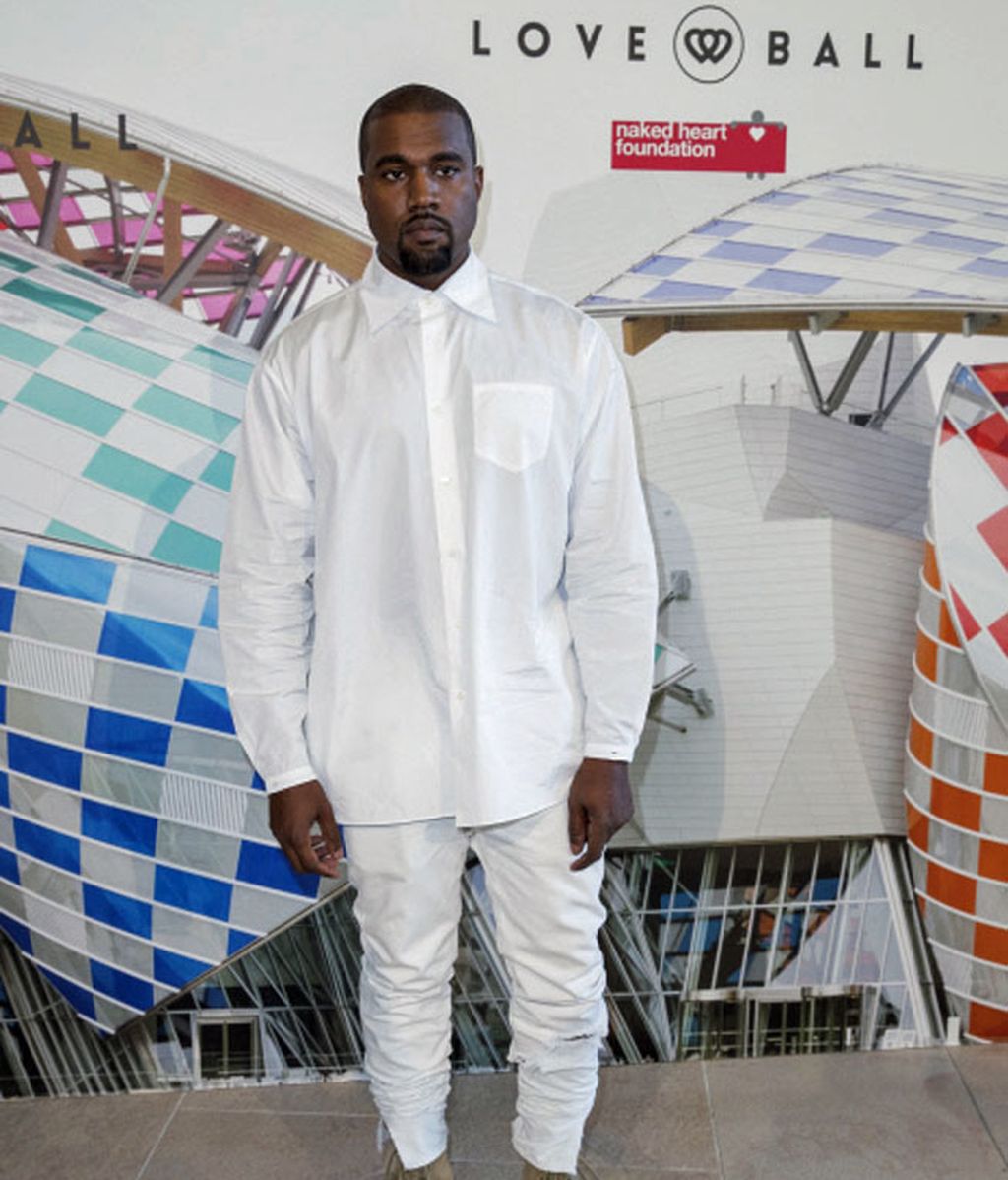 Kanye West apareció solo en la gala, todo de blanco y con botas color crema