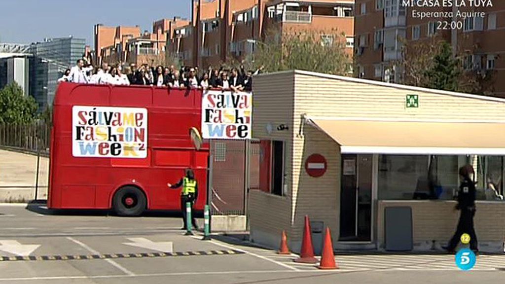 Los colaboradores de 'Sálvame' llegan a Telecinco en un bus de dos plantas