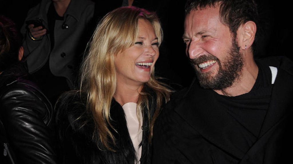 Carlota Casiraghi y Kate Moss, de risas en el desfile parisino de Etam