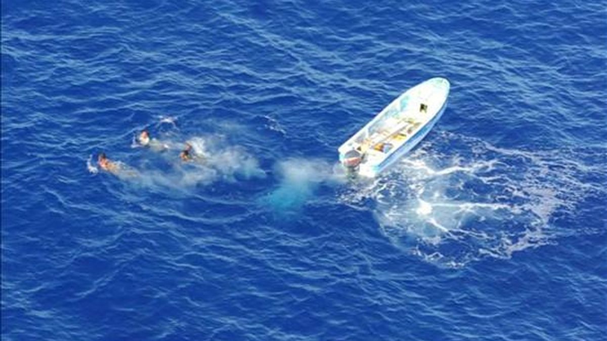 Foto suministrada por la Fuerza Naval de la Unión Europea (NAVFOR) en la que piratas somalíes se lanzan al agua frente a las costas de Somalia, después de que un helicóptero de la fragata FGS EMDEN, de la Fuerza Naval de la Unión Europea, hiciese disparos de advertencia, el pasado día 18, y frustrase un ataque de los piratas a un pesquero. EFE