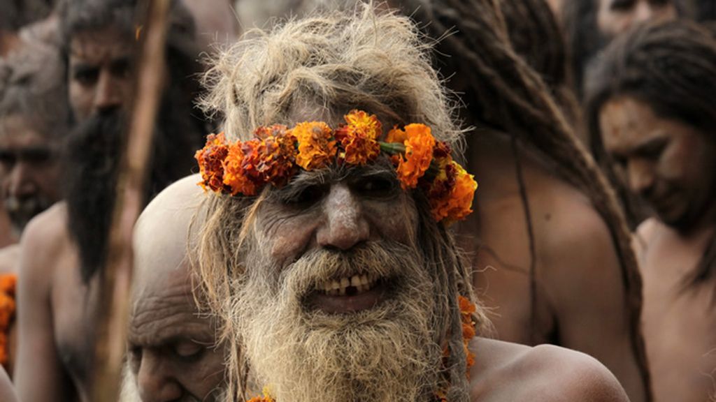 Los Naga Sadhus esperan  para darse un baño sagrado