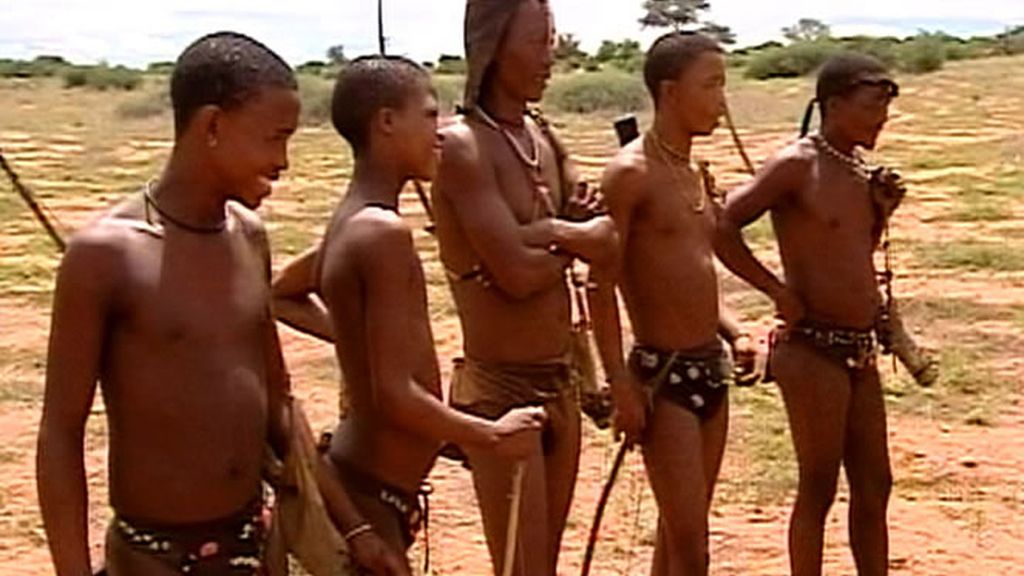 El amor florece en el desierto del Kalahari. Los hombres del poblado luchan por conseguir el beneplácito de Ivonne
