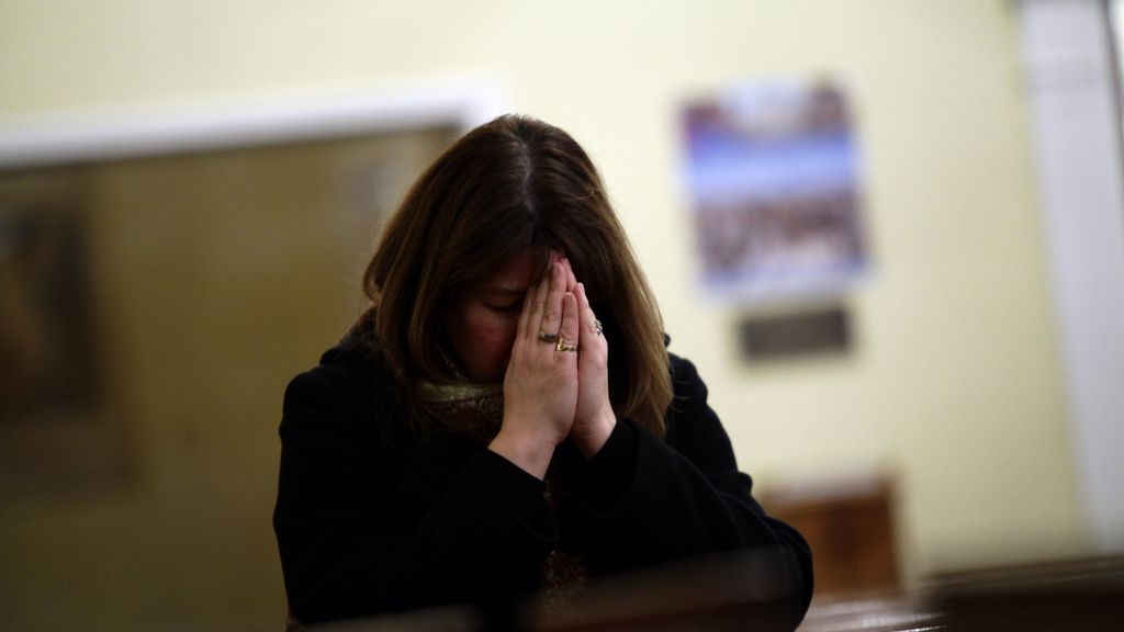 Una mujer reza por la víctimas de la matanza de Connecticut