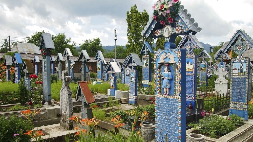 Así es el cementerio alegre de Sapantza, Rumanía
