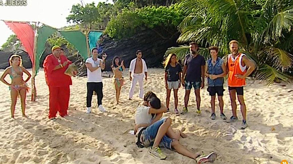 Rubén no puede separarse de su novia Laura