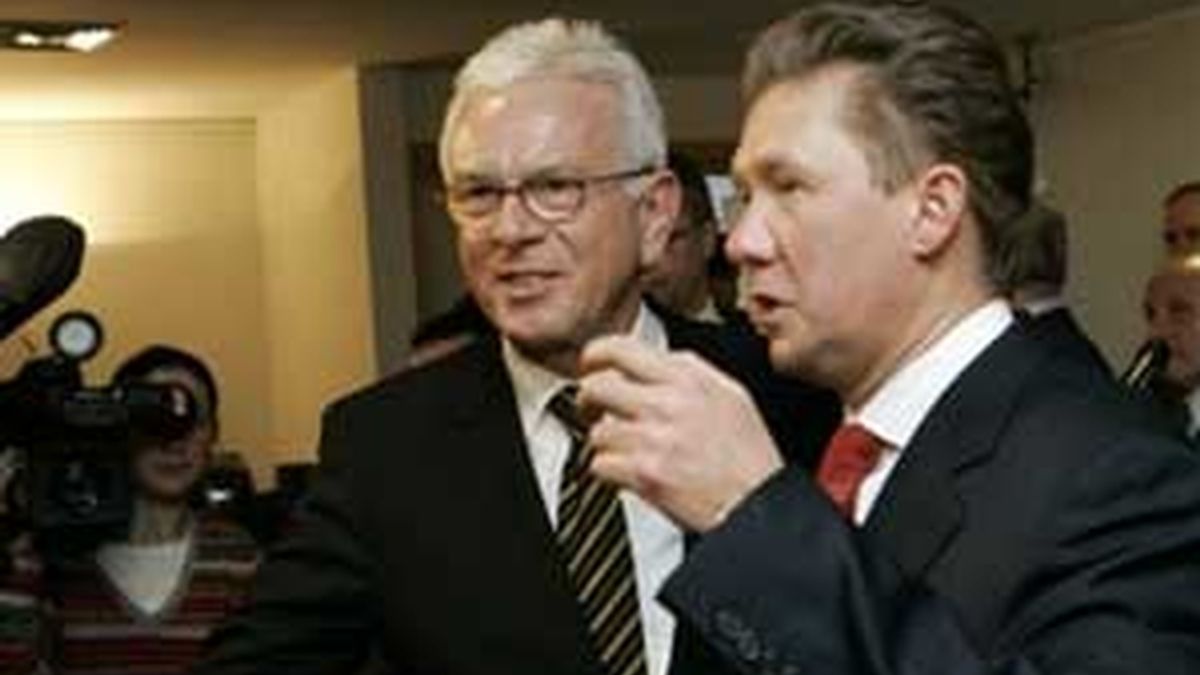 El presidente del Parlamento Europeo, Hans-Gert Pöttering (i), junto al presidente de Gazprom, Alexei Miller (d), tras su reunión en Bruselas este jueves. Foto: AP