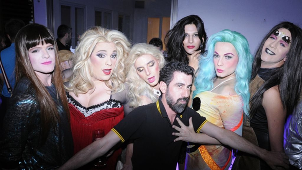 Piti Alonso, de DyP, con algunas de las glamourosas sinvitadas a la fiesta