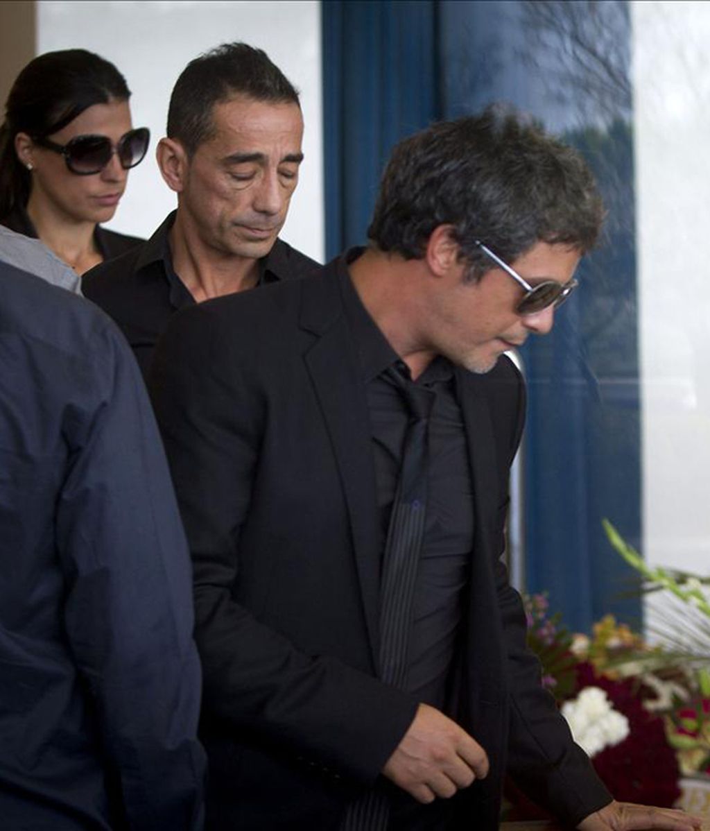 Alejandro Sanz, roto de dolor en el funeral de su madre