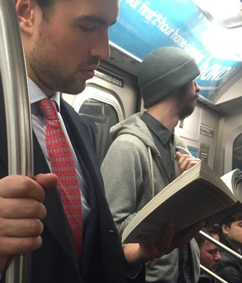 La moda de los 'Hot Dudes Reading' que arrasa en las redes