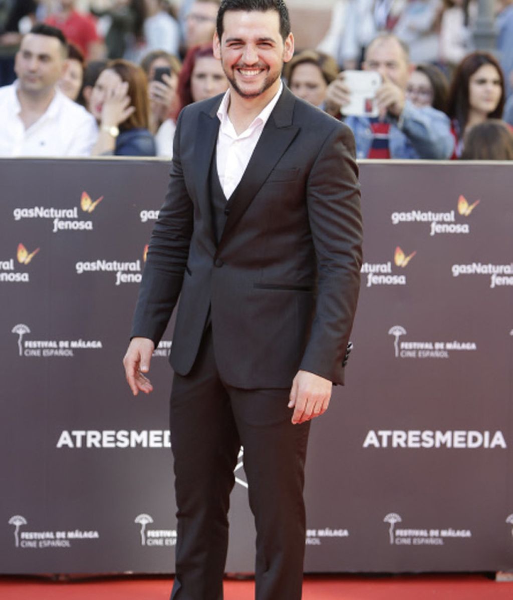Fran Perea, sonriente y de traje en la alfombra roja de Málaga