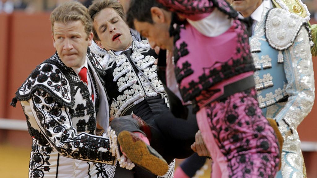 Fue cogido de lleno por su primer toro de la tarde