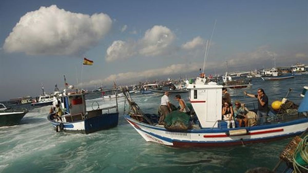 Pescadorse protesta pacífica en el Estrecho. Foto: REUTERS