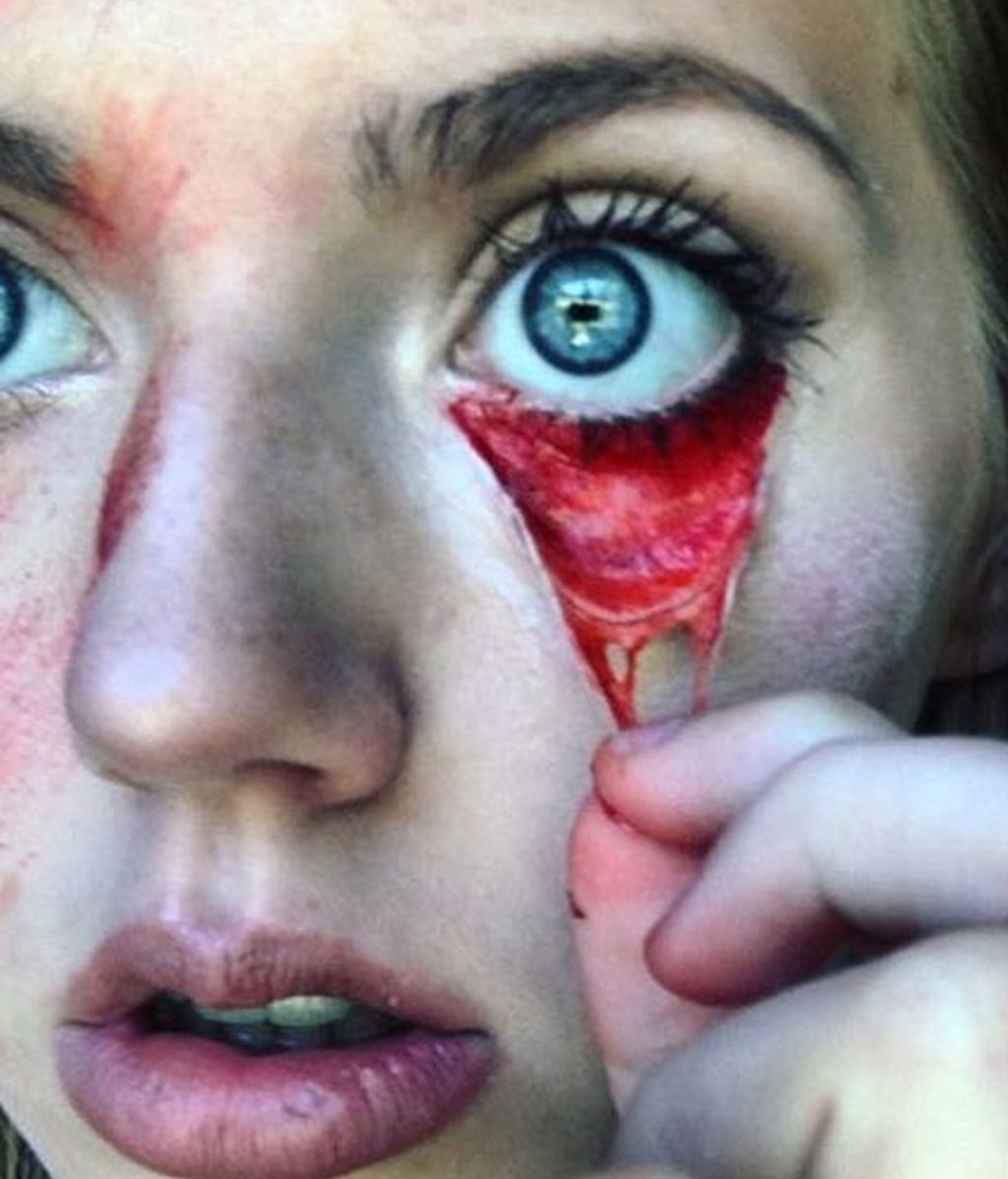 Tiffany Baze  consigue de forma autodidacta looks escalofriantes