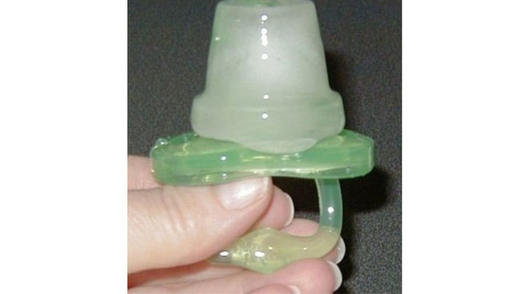 13. Congela el chupete de tu hijo con su bebida favorita para ayudarle a calmar el dolor de encías