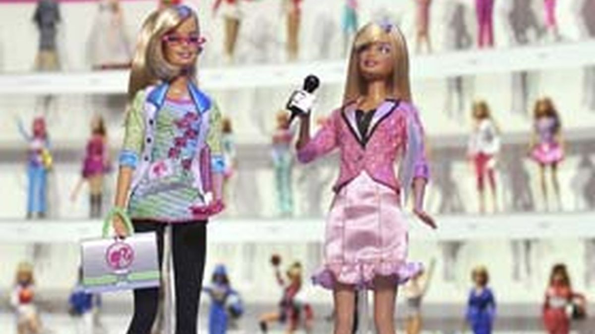 La nuevas Barbies, ingeniera informática y reportera. foto: EFE