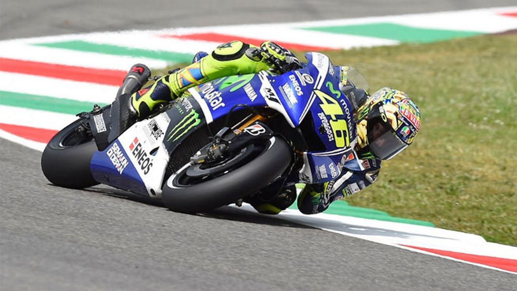 Valentino Rossi corre ante su gente en Mugello
