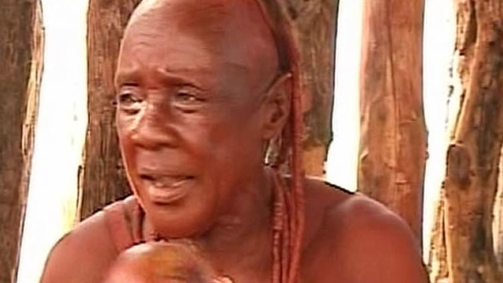 El jefe de los himba está preocupado por su ganado y quien mejor puede ayudarle a solucionar su problema es una hechicera que se encuentra cerca de unas lejanas cataratas