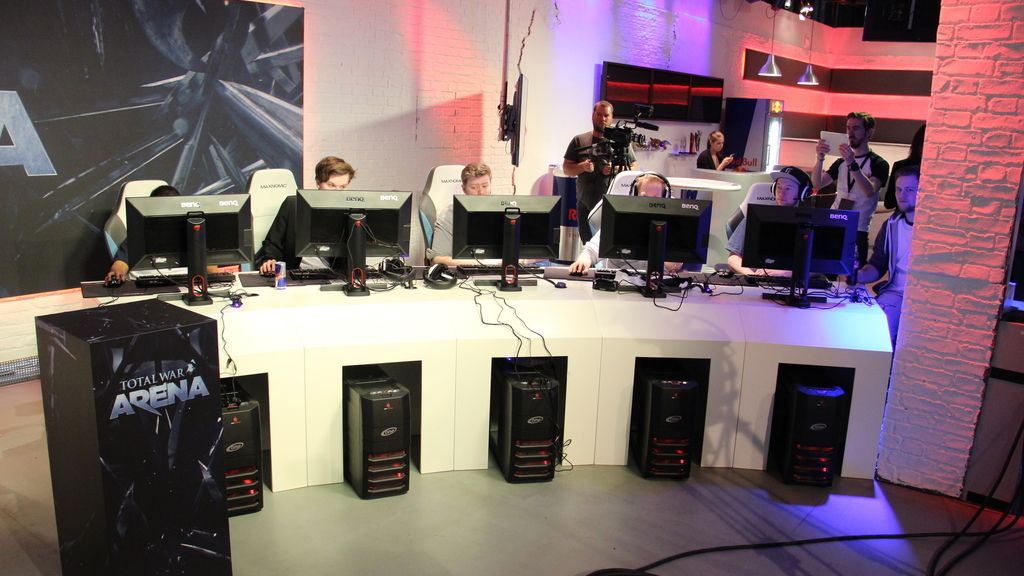 Jugadores y 'youtubers' enseñan el nuevo juego a los aficionados