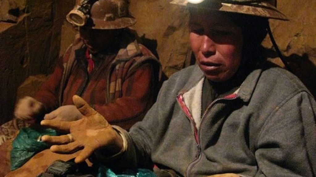 Un minero nos enseña sus manos