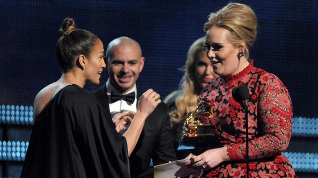 Adele recibe su Grammy