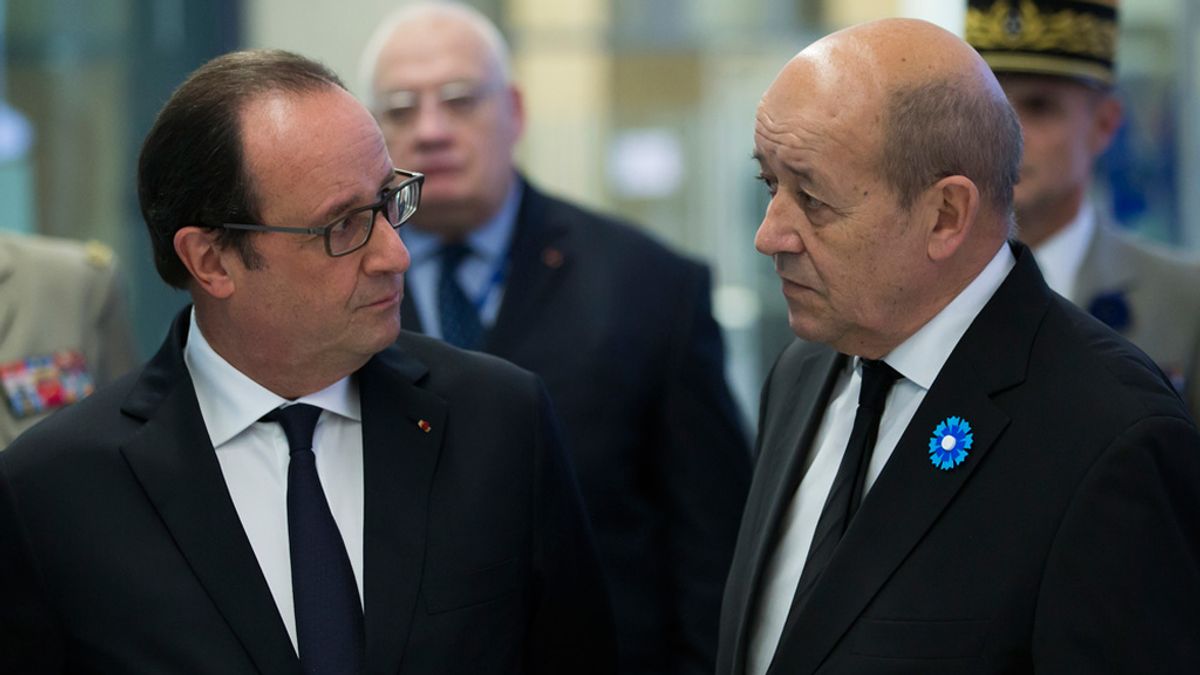 Hollande y el ministro de defensa francés