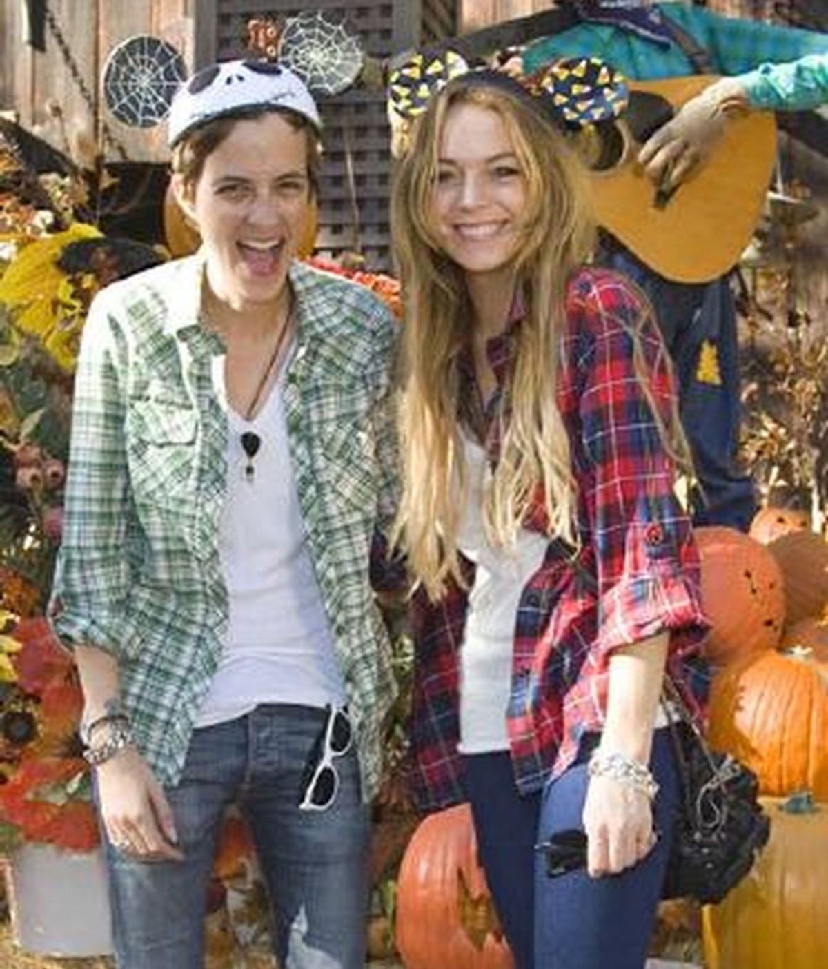 Imagen de la actriz Lindsay Lohan y su novia, Samantha Ronson, en Disneyland. Foto: AP