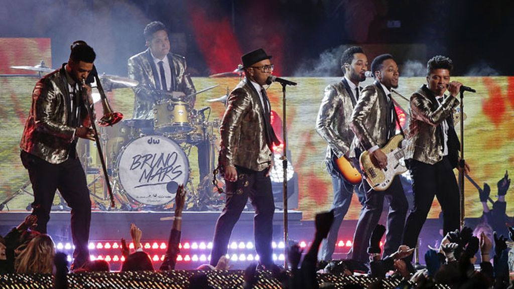 Kevin Costner y Hugh Jackman, bailan a ritmo de Bruno Mars en la Super Bowl