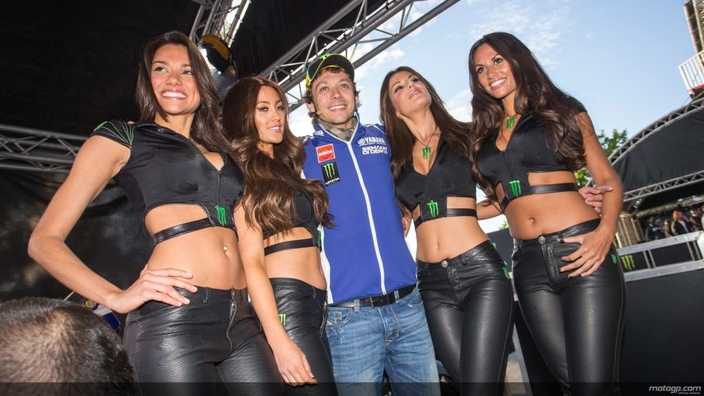 Rossi, acompañado de cuatro chicas del paddock del GP de Francia