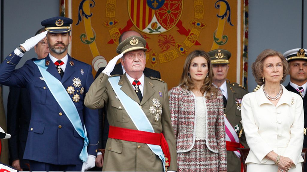 El Rey y el Príncipe saludan a las tropas