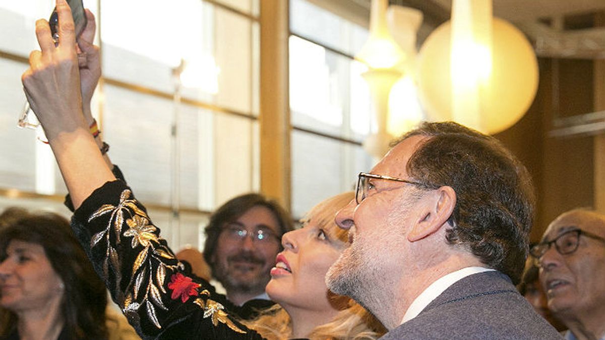 Mariano Rajoy selfie teléfono móvil