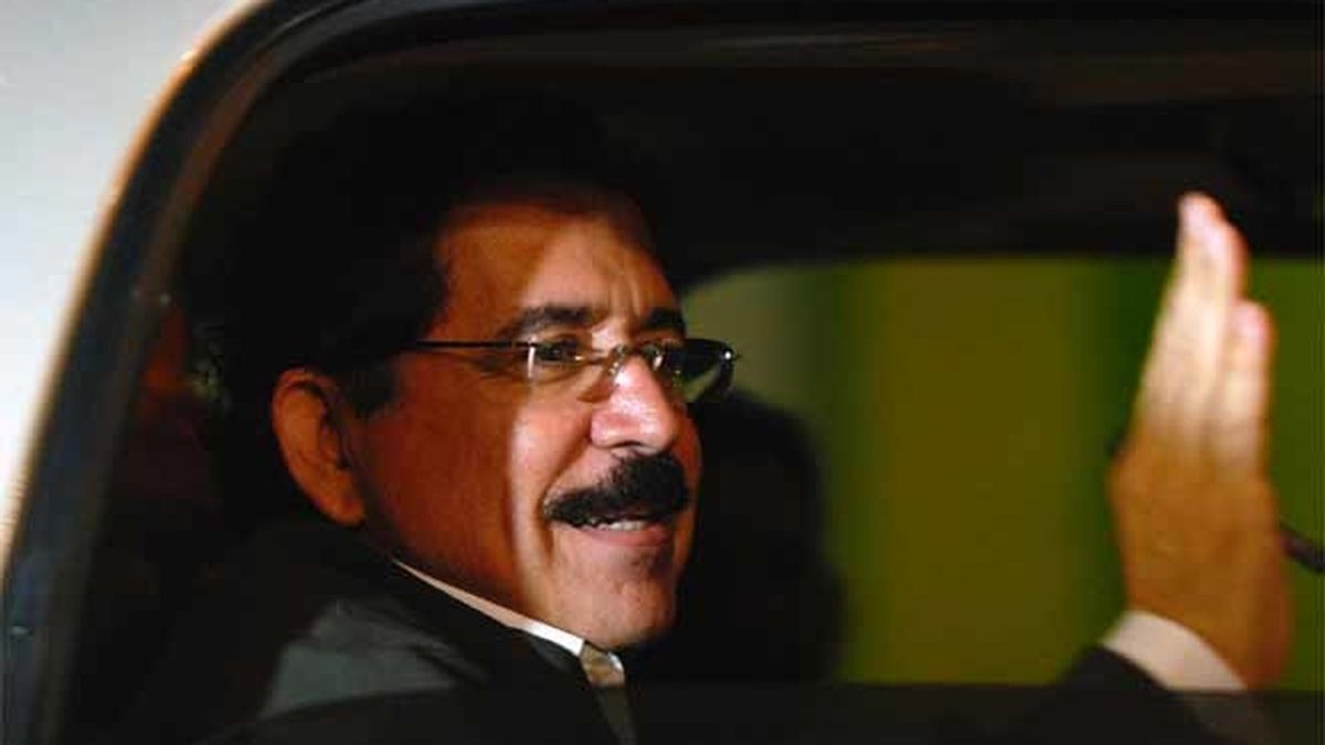 El presidente de Honduras derrocado, Manuel Zelaya, montado en un coche en Managua