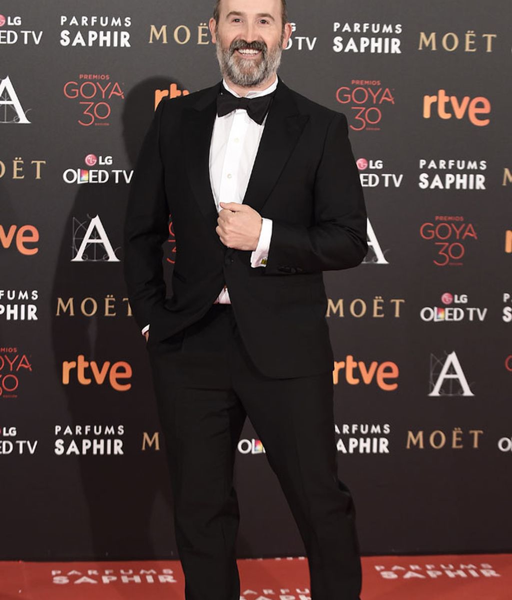 Javier Cámara con traje negro y camisa blanca