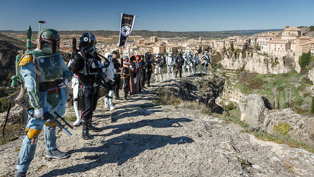 La Guardia Imperial desfila por el casco histórico de Cuenca