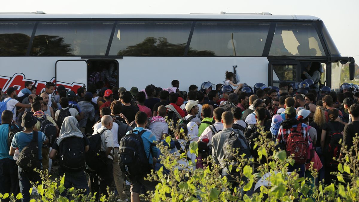 Miles de refugiados llegan a Croacia