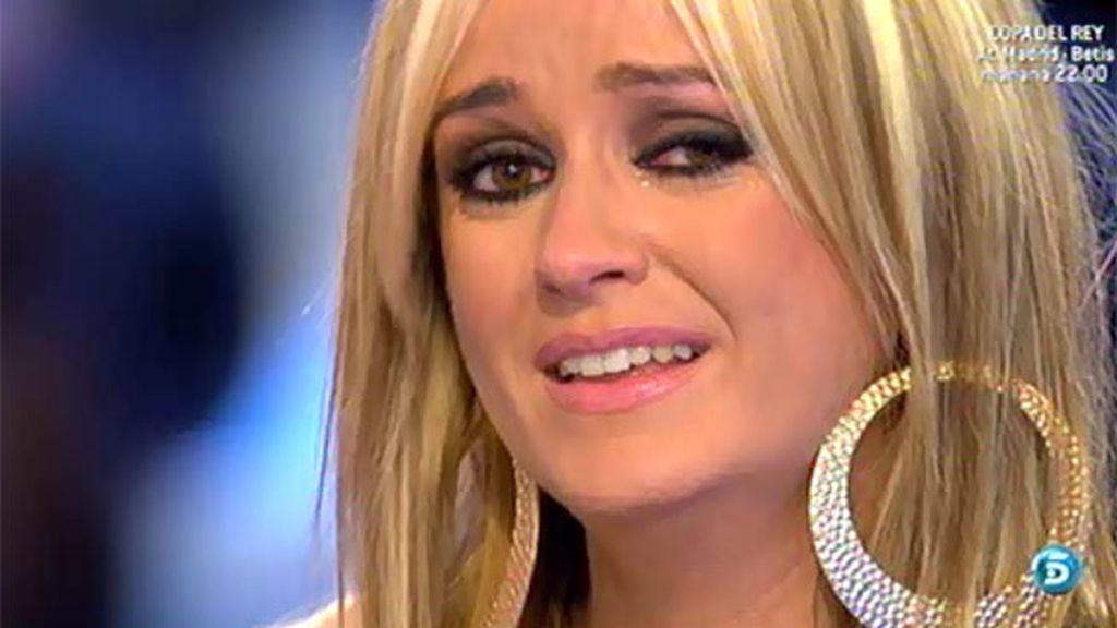 Verónica, la madre de José María, le ha entregado a La Húngara una camiseta con la foto de su hijo