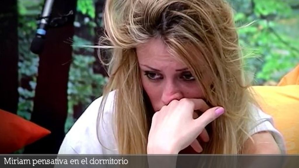 Miriam pensativa en el dormitorio