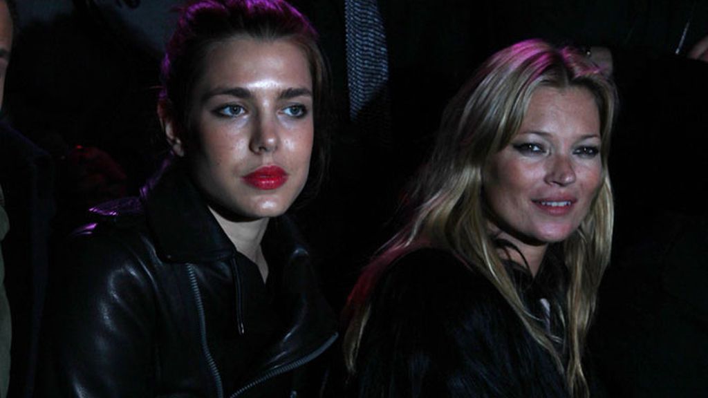 Carlota Casiraghi y Kate Moss, de risas en el desfile parisino de Etam